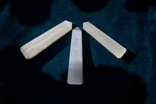 Selenite: Healing Gem for Aquarius & Cancer. Enhances clarity, peace, purity. Supports emotional healing & chakra balance. Promotes spiritual growth, mental & physical well-being. Beautiful gemstone for astrological & healing benefits. Ideal for those seeking peace & balance.