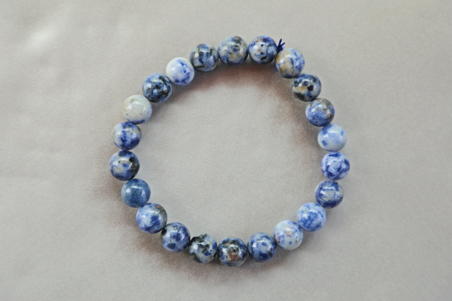 Sodalite: Healing Gem for Sagittarius & Aquarius. Calming energy, enhanced intuition. Promotes peace, logic, communication. Boosts Sagittarius' adventurous spirit, Aquarius' innovative thinking. Ideal for stress relief, mental clarity.