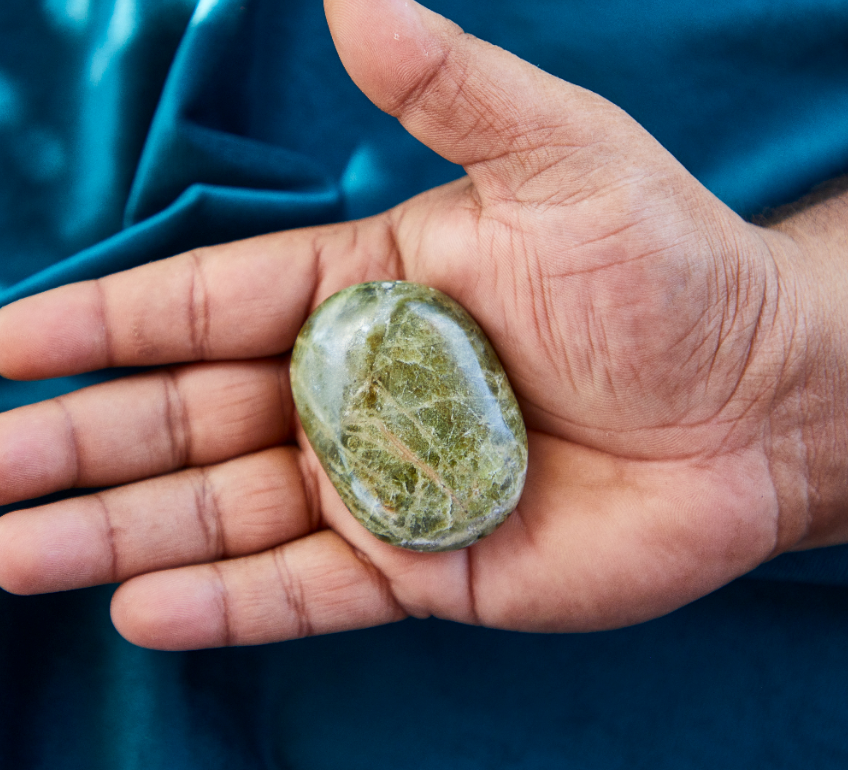 Serpentinite: Healing Gem for Capricorn & Scorpio. Promotes emotional balance, stability, spiritual growth. Enhances practicality, intuition. Ideal for negative energy removal & peace. Stunning gemstone for improved health & well-being.