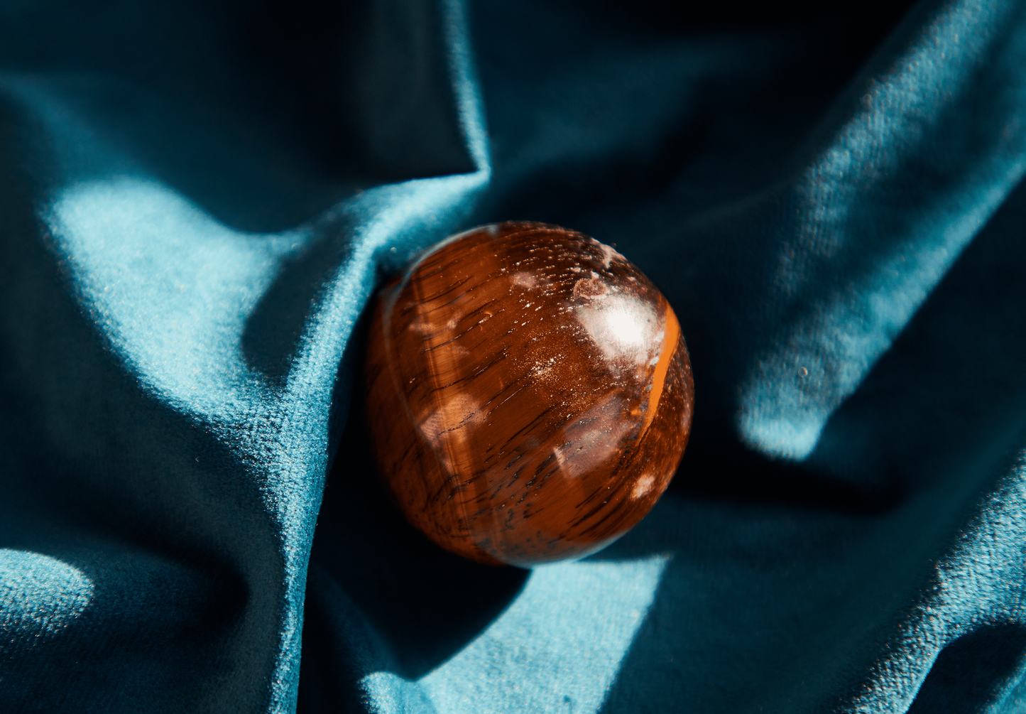 Get the grounding and focus you need with this beautifully crafted Tigers Eye Sphere. Known for its healing properties, Tigers Eye improves clarity of mind and physical stability. It's associated with the zodiac sign of Capricorn, known for determination and grounding energy.  This Tigers Eye Sphere is a powerful tool for spiritual and wellness practices. 